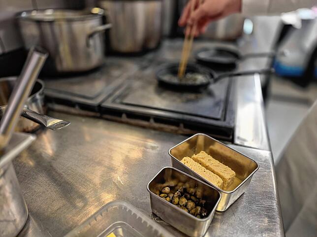 Das im Vakuum mit Muschelsaft und Flusskrebs eingesogene Sauerteigbrot wird in Butterschmalz kräftig ausgebacken, bevor angerichtet wird.