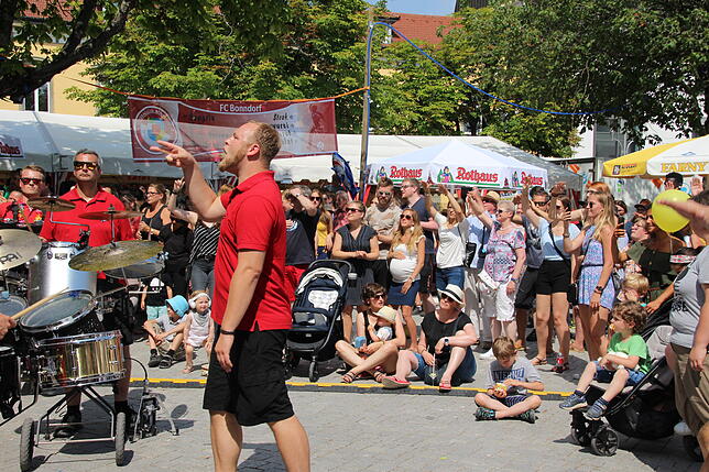 Der Auftritt der Gugge Vamps unter Leitung von Marco Hummel auf dem Landungsplatz bewegte die Zuschauer zum Mittanzen.