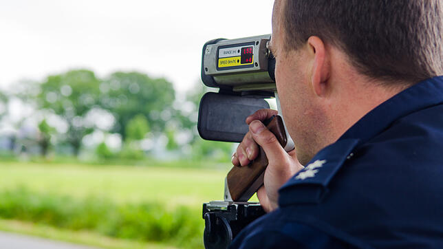 Ein Polizist mit einem Lasermessgerät (Symbolbild). Die Regionalpolizei Unteres Fricktal erwischt einen Fahrer, der mit 130 Sachen durch ...