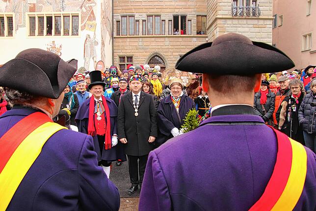 Weiter ging es mit dem Schwerttanz der Überlinger Schwerttanzkompanie auf der Hofstatt. Er ist ein seltenes Ereignis und in Überlingen ...
