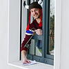 Bürgermeister Sebastian Stiegeler lädt die Zunftmitglieder vom Fenster des Rathauses zum Gulaschessen ein.