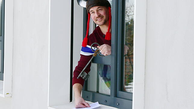 Bürgermeister Sebastian Stiegeler lädt die Zunftmitglieder vom Fenster des Rathauses zum Gulaschessen ein.