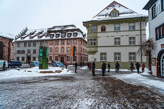 Einige Schaulustige haben sich auf dem Münsterplatz versammelt.