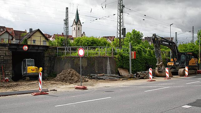 Die Baustelle der Bahnbrücke über die Ballenbergstraße, kurz bevor die alte Brücke durch einen Neubau ersetzt wird. Am Freitagabend, 10. ...