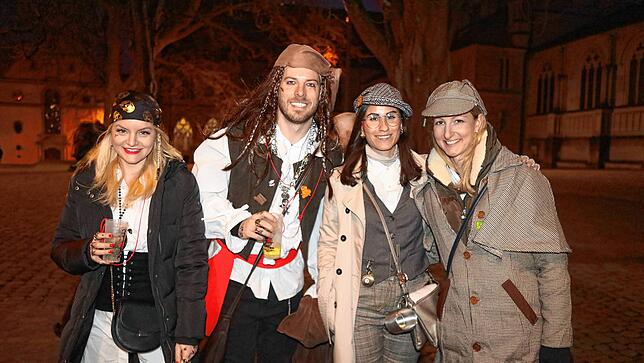 Bild 5: Buntes Treiben in der Niederburg &ndash; Hier sind die Hästräger und Schnurrgruppen unterwegs