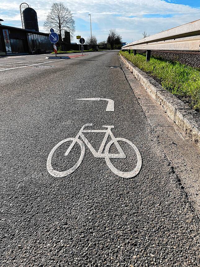 Hier endet der Radweg auf der Wallbacher Straße. Die Fahrradfahrer werden auf die linke Straßenseite geleitet.