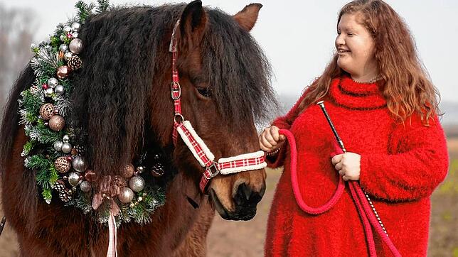 Dorothea Lüdorf bietet bedürftigen Kindern in der Adventszeit die Möglichkeit, kostenlos Zeit mit ihrem Pferd Tarja zu verbringen.
