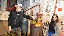 Kevin und Martina Smith brennen in ihrer kleinen Destille einen Gin, den sie selbst entwickelt haben. Bild: Christiane Sahli