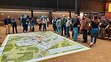 Noch ist es ein großes Modell, aber für rund 6000 Menschen soll der künftige Stadtteil Hafner zur neuen Heimat werden. Hier informieren ...