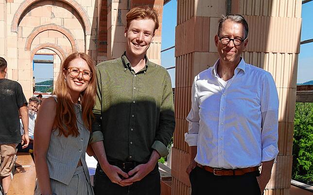 Sie haben das Projekt auf den Weg gebracht (von links): Larissa und Joel Relling mit Daniel Binder im obersten Geschoss des Neubaus.