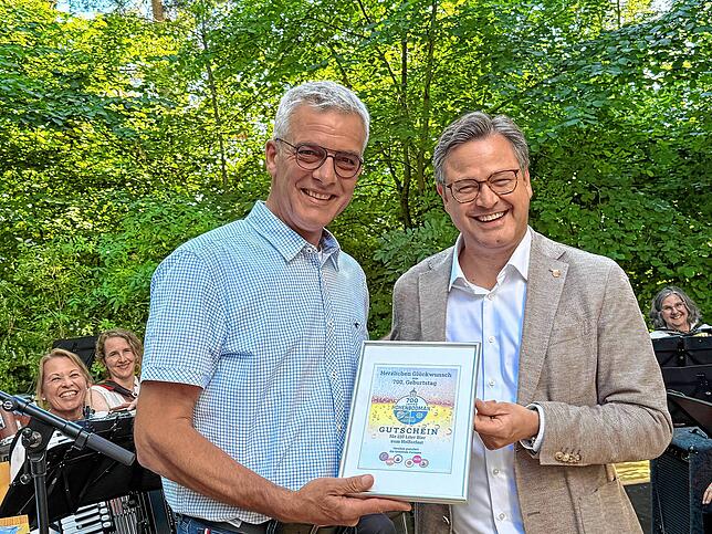 Owinges Bürgermeister Henrik Wengert (rechts) dankte Ortsvorsteher Jörg Nesensohn für dessen Engagement und das stete Bemühen, Brücken ...