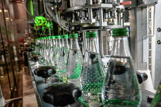 In der Abfüllanlage werden jährlich viele Millionen Getränke zum Verkauf hergestellt.