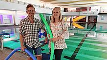 Bäderbetriebsleiter Frank Dietrich-Vercrüße und Melanie Mallinovski vom Stadtwerke-Marketing informieren im Hallenbad beim ...