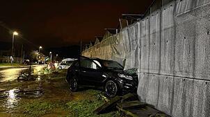 Weil sie am Steuer einnickte, kam eine Autofahrerin im Kanton Aargau von der Straße ab und prallte gegen eine Bushaltestelle sowie gegen ...