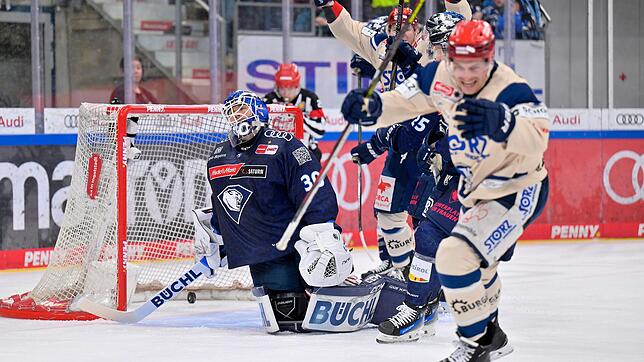 Die Schwenninger Wild Wings durften in Ingolstadt gleich viermal jubeln, wie hier Matt Puempel (rechts) bei seinem Treffer zum 1:0.