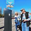 Ursula Zehnder und Thomas Strauch aus Winterthur besuchen Konstanz und parken auf dem Döbele. Die große Frage: Werden die Parkgebühren ...