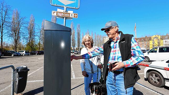 Ursula Zehnder und Thomas Strauch aus Winterthur besuchen Konstanz und parken auf dem Döbele. Die große Frage: Werden die Parkgebühren ...