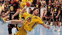 Einmal noch sind die Konstanzer um Michel Stotz (links) und Nikita Pliuto (am Ball, hier im Heimspiel gegen den TuS N-Lübbecke) in ...