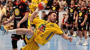 Einmal noch sind die Konstanzer um Michel Stotz (links) und Nikita Pliuto (am Ball, hier im Heimspiel gegen den TuS N-Lübbecke) in ...