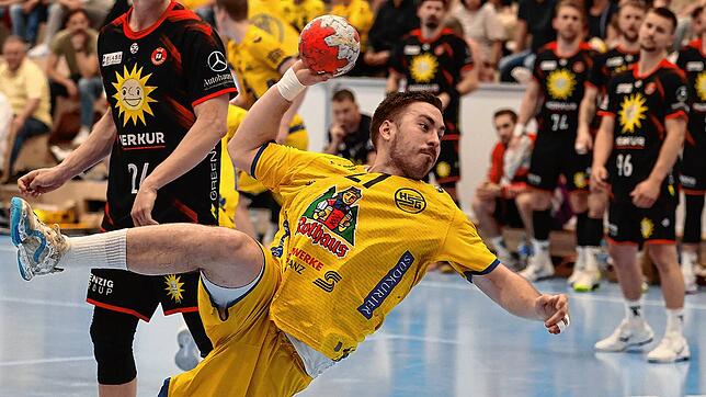 Einmal noch sind die Konstanzer um Michel Stotz (links) und Nikita Pliuto (am Ball, hier im Heimspiel gegen den TuS N-Lübbecke) in ...