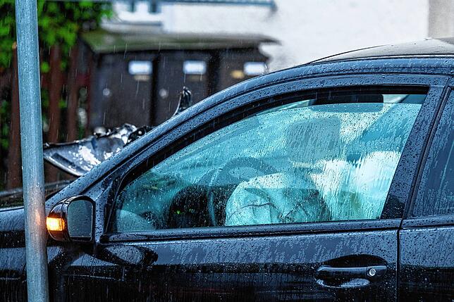 Ein beschädigtes Auto mit ausgelöstem Airbag steht auf einem Gehweg. Ein Mann ist in Passau mit einem Wagen in eine Menschengruppe ...