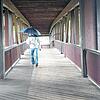 Der 1986 erbaute Donaueschinger Siedlersteg führt auf kurzem Weg über Bahnlinie und Brigach in die Stadt und schützt durch sein Dach ...