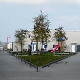 Auf dem Dach des Edekas gibt es neben Häusern auch einen Park mit Spielplatz.