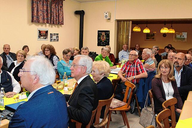Ein ungewohntes Bild: Hauptversammlung des Schwarzwaldvereins im vollem Vereinsheim am La Roche Platz. Vorne links: Manfred Kehlert, ...