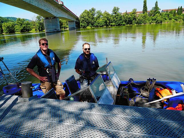 Tobias Matt (links) und Tom Herrlich vom THW Bad Säckingen verbanden die Rheinufer per Motorboot.