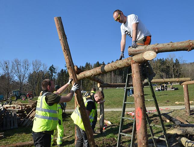 Bild 1: Erste Bilder vom Funken-Aufbau auf der Markdorfer Panzerwiese – So entsteht das Spektakel!