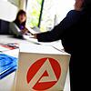 Eine Mitarbeiterin der Bundesagentur für Arbeit in Düsseldorf berät eine Kundin.