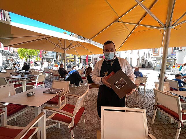 Marco Giannatasio vom Eiscafé Raben bewirtet seine Gäste seit Montag wieder vor Ort. Das machen einige seiner Kollegen aber nicht.