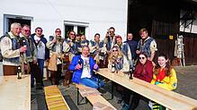 Mitglieder der Narrenzunft Hebsackgeister Wittenhofen-Roggenbeuren haben sich zum traditionellen Gulaschsuppe-Essen bei der Familie ...