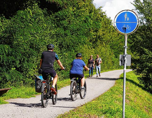 Auch der Wutachdamm in Tiengen ist für Fußgänger und Radfahrer zur gemeinsamen Nutzung ausgeschildert. Hier sind im Zuge des städtischen ...