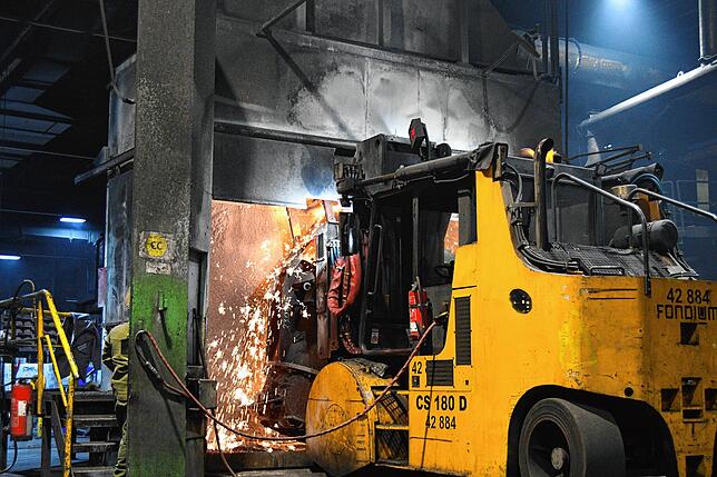 In der Gießerei können auch schonmal Funken sprühen: Das flüssige Eisen vermischt sich in diesem Konverter mit Magnesium – ein ...
