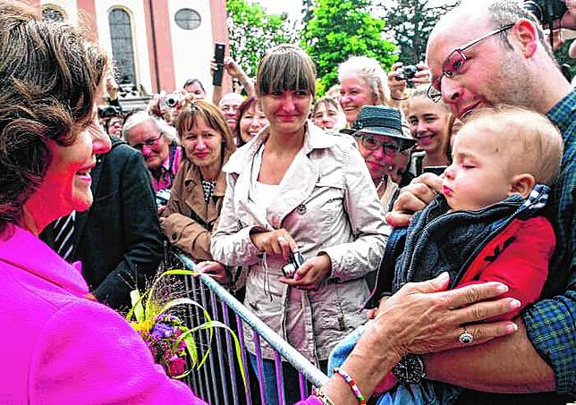Königin Silvia nimmt sich bei ihrem Besuch auf der Mainau kurz Zeit für einen Zuschauer und seinen Sohn. Nicht zu sehen auf diesem Bild: ...