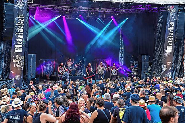 Bild 13: Tausende Metalheads feiern im Schwarzwald
