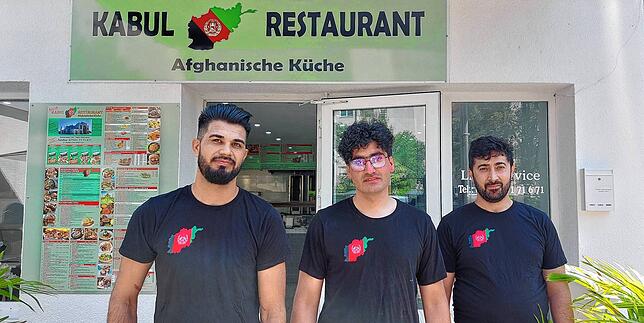 Besitzer und Mitarbeiter des afghanischen Restaurants Kabul im Buhlenweg: Mohammad Basir Noori (von links), Mohammad Yasin Ibrahimkel ...