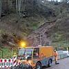 Am Tag danach: Bauhofmitarbeiter reinigen die Straße nach dem Hangrutsch an der Ecke Rochus-Merz-Straße/Burgweg. Bild: Martin Himmelheber