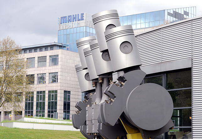 Eine Skulptur, die Kolben eines Benzinmotors darstellt, steht vor der Hauptverwaltung des Automobilzulieferers Mahle in Stuttgart.