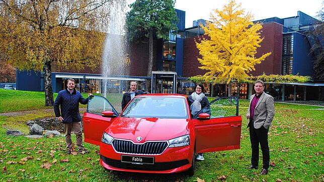 Sie freuen sich auf das 22. Weihnachtsgewinnspiel (von links): Georg Frohm (Autohaus Waser), Heiko Spitznagel (SÜDKURIER Medienhaus), ...