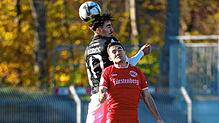 Der FC 08 Villingen (Admir Osmicic, oben) geht nach dem 0:2 gegen Bahlingen (Rico Wehrle) schweren Zeiten entgegen.