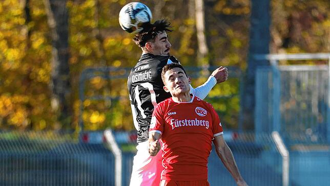 Der FC 08 Villingen (Admir Osmicic, oben) geht nach dem 0:2 gegen Bahlingen (Rico Wehrle) schweren Zeiten entgegen.
