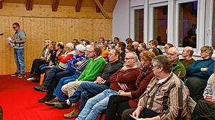 Zahlreiche Zuhörer, darunter viele Anwohner aus Langenschiltach, verfolgen die Entscheidung des Gemeinderats zum Thema Solarpark Vogte ...