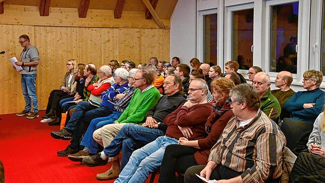 Zahlreiche Zuhörer, darunter viele Anwohner aus Langenschiltach, verfolgen die Entscheidung des Gemeinderats zum Thema Solarpark Vogte ...