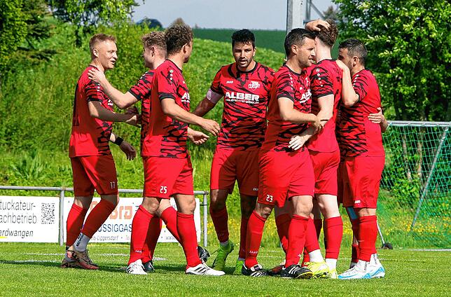 Bild 6: Wichtiger Sieg für FV Walbertsweiler-Rengetsweiler über Allensbach. Wir waren mit der Kamera dabei!