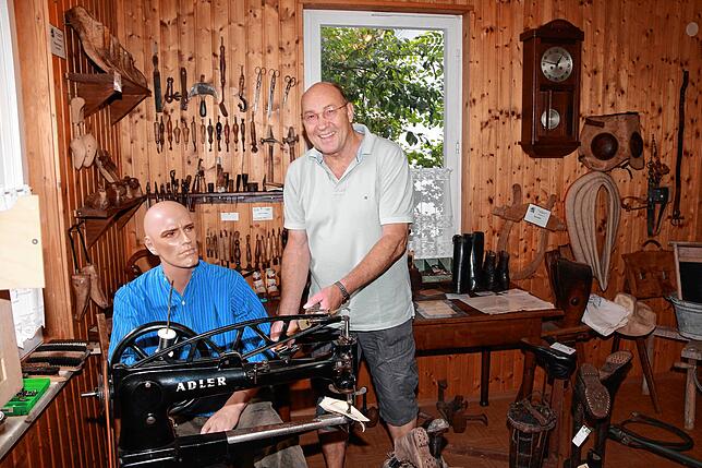 In der Schusterwerkstatt der Heimatstube erklärt Jörg Spahmann die Funktionsweise der alten Ledernähmaschine. Bild: Cornelia Putschbach