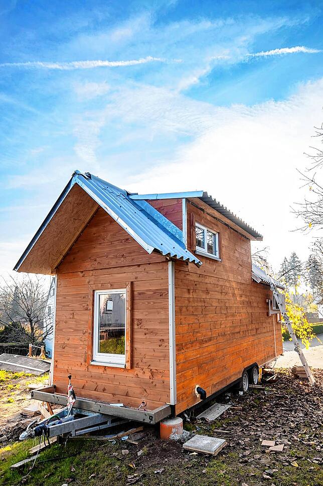 Klein aber oho. Im Tiny House ist mehr Platz vorhanden, als das Bild glauben machen möchte.