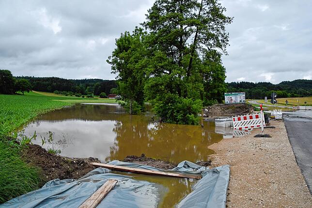 Bild 2: Bilder von der erneut überfluteten L194 bei der Brücken-Baustelle am Stockacher Freibad