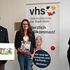Einige Arbeiten aus dem Jubiläumsjahr der Volkshochschule Wehr präsentierten (von links): Bürgermeister Michael Thater, VHS-Leiterin ...